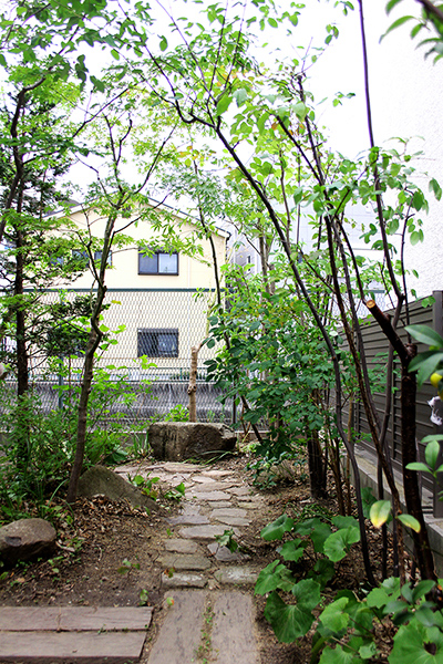 庭仕事の全体風景